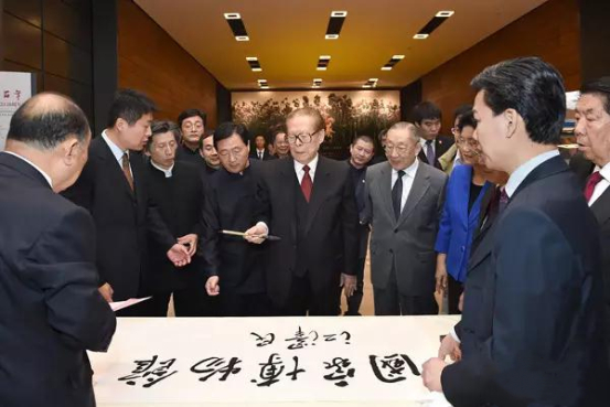 姿势 | 谁陪同江泽民参观国博？