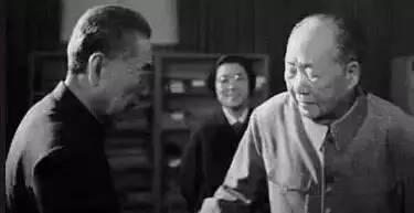 毛泽东的最后一首诗，字虽不多，但读来沧桑心碎，令人潸然泪下！