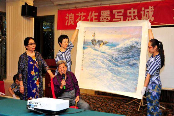 肖劲光大将后代向海军博物馆捐赠书画