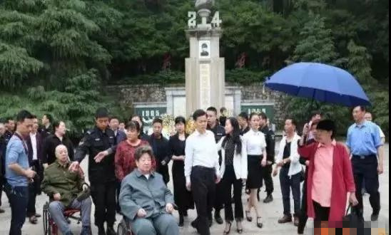 李讷首次祭拜姑姑！让人心酸落泪