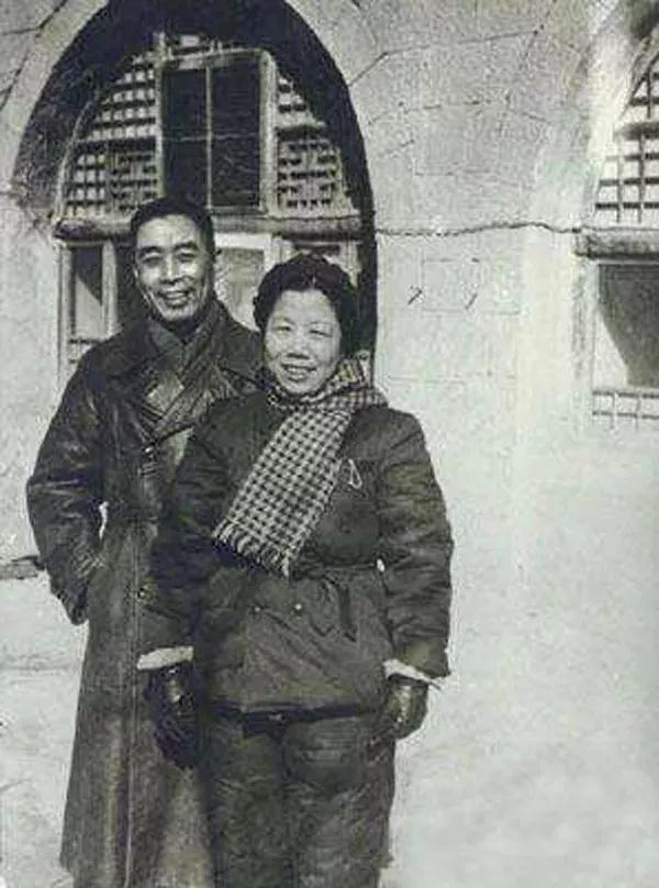 周恩来与邓颖超的19张合影，最后一张看到流泪……