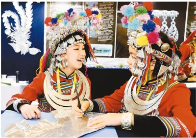 中小学生艺术作品展开幕