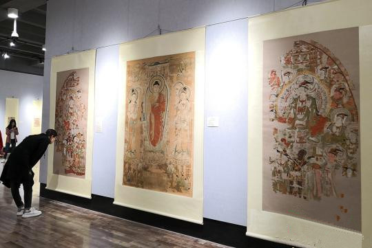 藏经洞流失文物复制品进甘肃校园与学子近距离接触