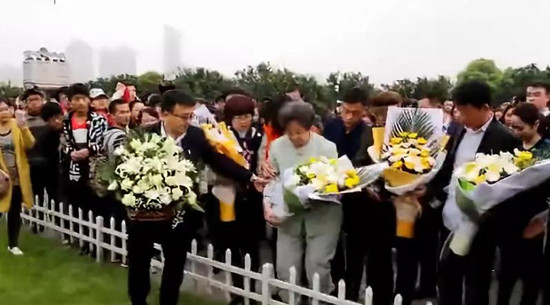 李讷祭父毛泽东主席，现场人山人海！