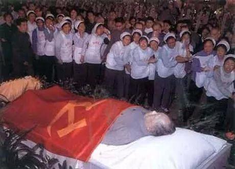 毛主席的两次逝世讣告更显其传奇一生