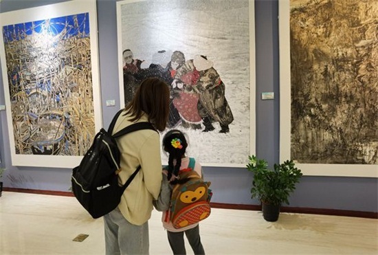 聚焦脱贫攻坚 全国美术家用笔墨描绘新时代