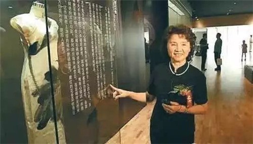 张大千还有一个爱好，喜欢在旗袍上画画！
