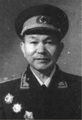 何维忠少将