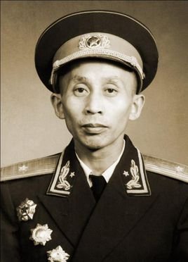 何德庆少将
