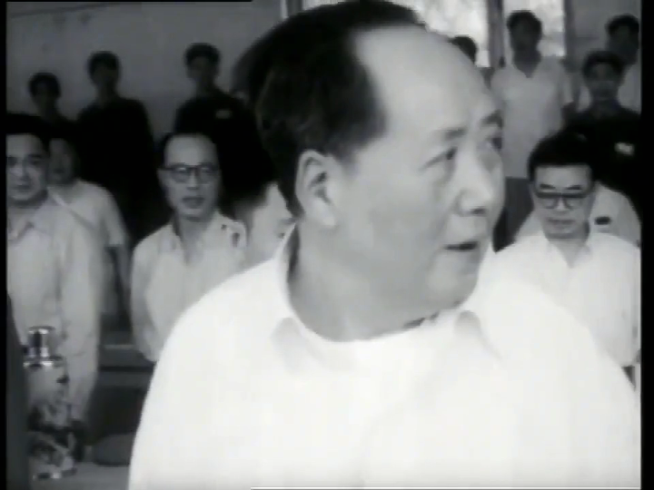 毛主席等人观看全军大比武，场面精彩掌声不断！