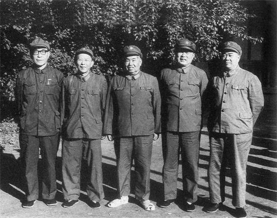 1604名开国将军中, 后来当过政治局常委的, 只有这3位同岁的少将