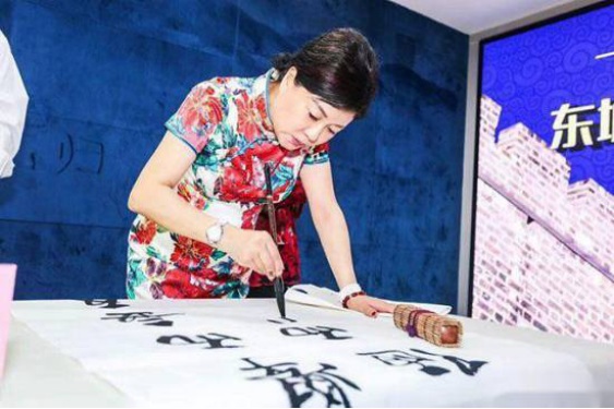 她40多年笔耕不辍，将行楷写到极致，众人都说美，这才是书法